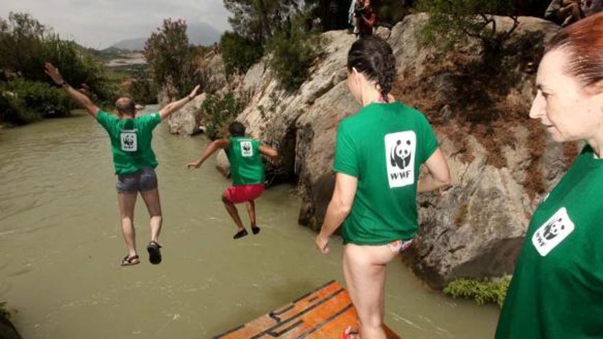 Los ecologistas se lanzaron ayer a las aguas del río Algar en Callosa d&#039;en Sarrià.