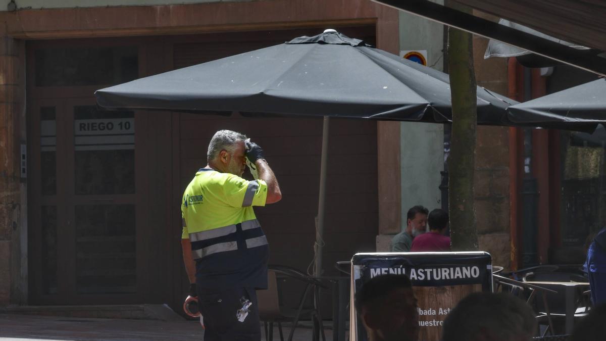 Un trabajador se seca el sudor durante la jornada de trabajo, en la última ola de calor.