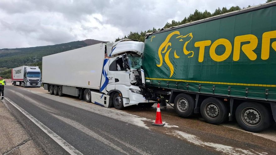 Accidente en la A-52, en Sanabria, con dos camiones y dos coches implicados