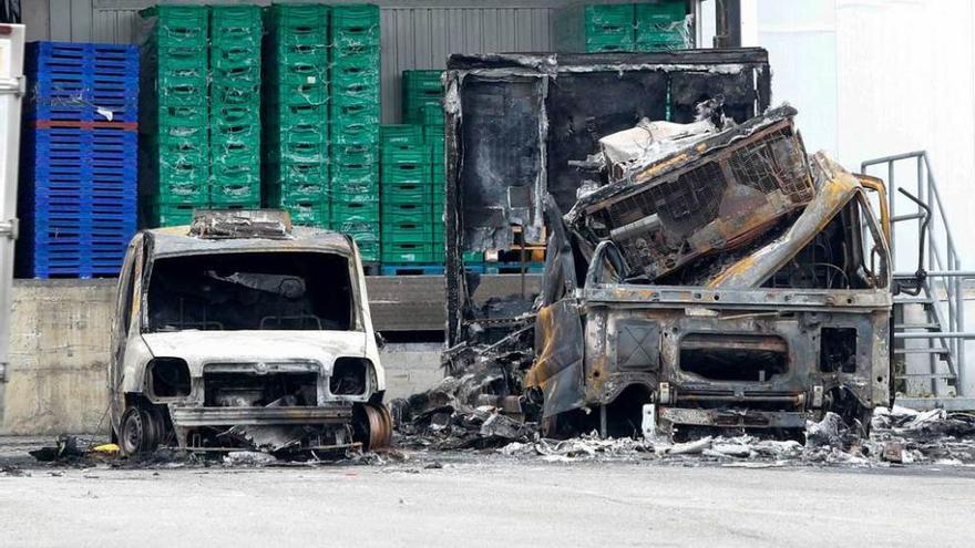 Arden un camión y una furgoneta en una empresa chacinera