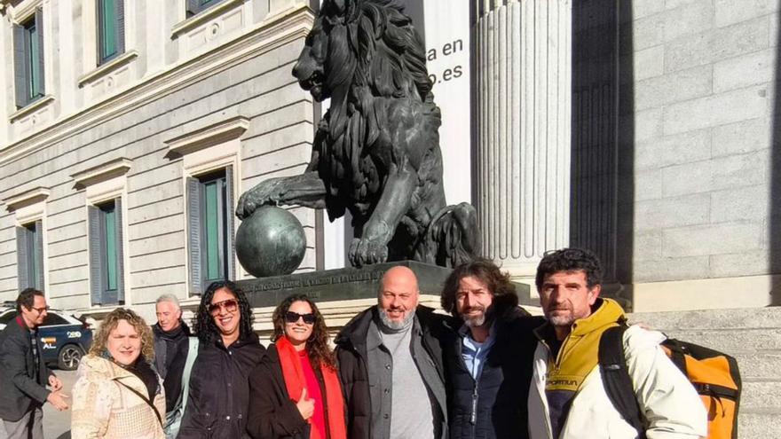 Por la izquierda, Sara González, Nerea Montero, Blanca Dacal, José Ramón Nuñez, Javier Bernardo y Rubén Velasco, a la puerta del Congreso.  | FIRMA
