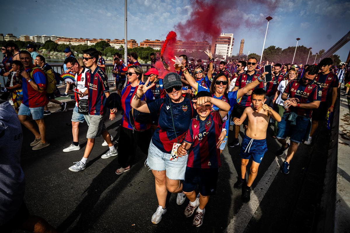 Aficionados del Levante UD en Sevilla