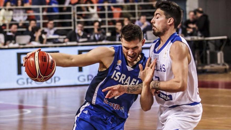 Gal Mekel, con el balón, durante el partido entre Israel y Grecia.