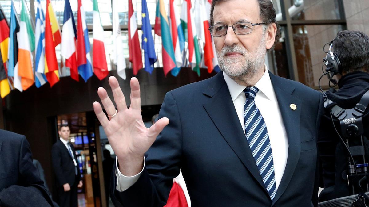 Spain's PM Rajoy leaves a EU leaders summit in Brussels