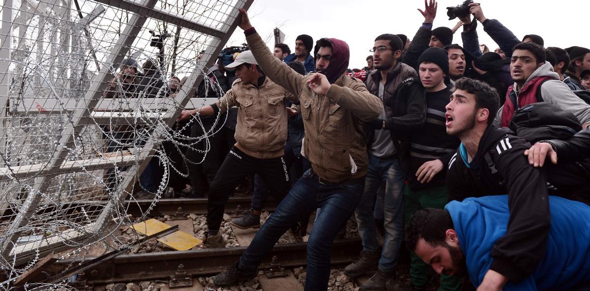 Refugiados sirios intentan acceder a Macedonia desde Grecia, durante las protestas de febrero de 2016 en la localidad griega de Idomani.