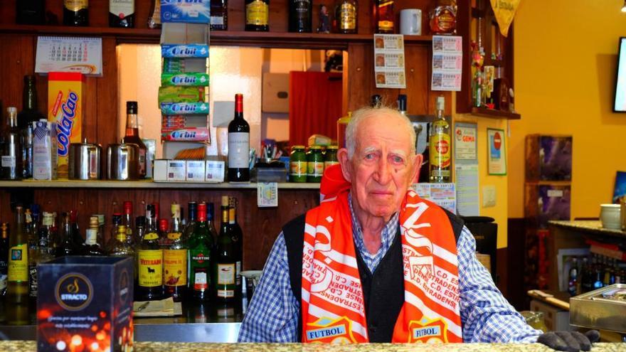 Plácido Vicente, tras la barra del Bar Paradero y con la bufanda del Estradense.