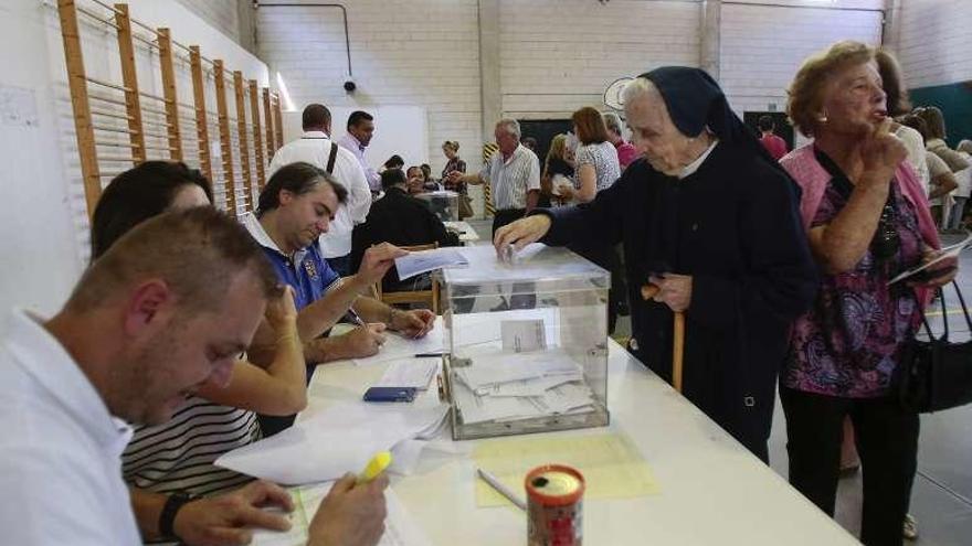 Una monja ejerce su derecho al voto en un colegio electoral.