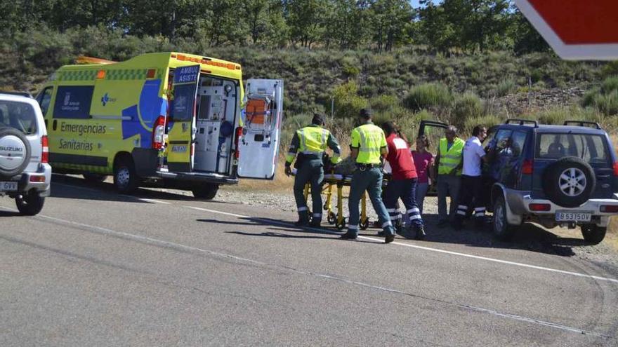 Personal sanitario y de la Guardia civil atiende a uno de los heridos ayer en Castellanos.