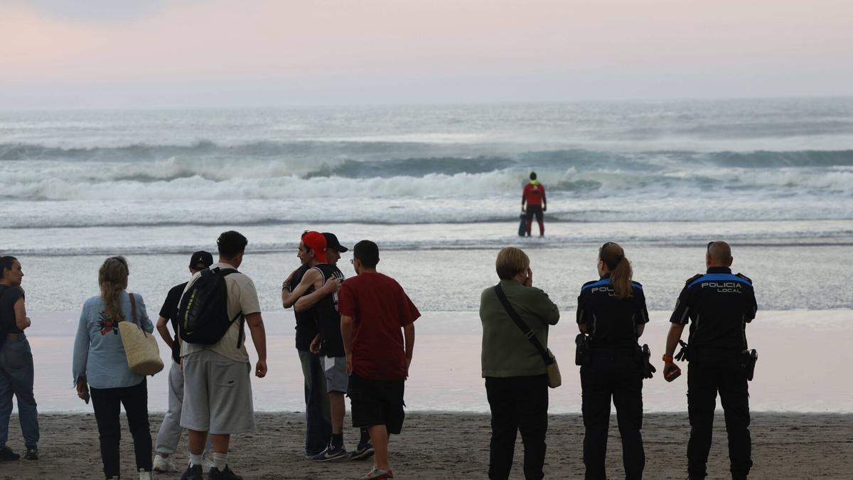 EN IMÁGENES: Intensa búsqueda en Salinas del joven Iyán Fariña, desaparecido cuando se bañaba en el mar