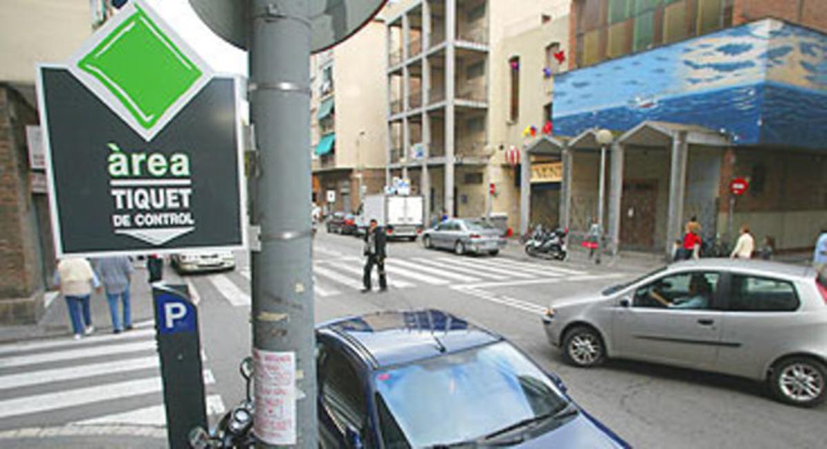 Una calle con zona verde de aparcamiento en la Barceloneta.