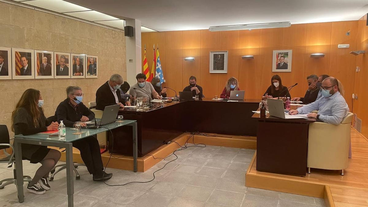 Francisco Guisado, a l&#039;esquerra, i l&#039;alcalessa Maria Sayavera, al centre de la sala