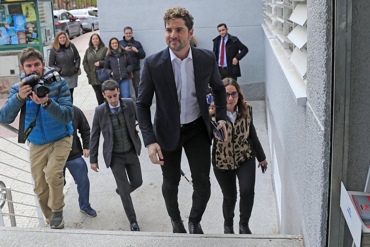 David Bisbal entrando a los juzgados