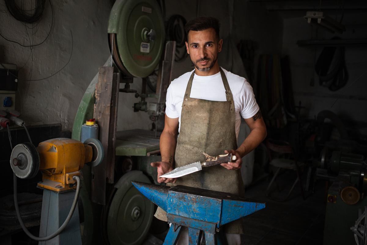 Manuel Fernández Rovira muestra una de sus piezas en su taller de Albacete. 