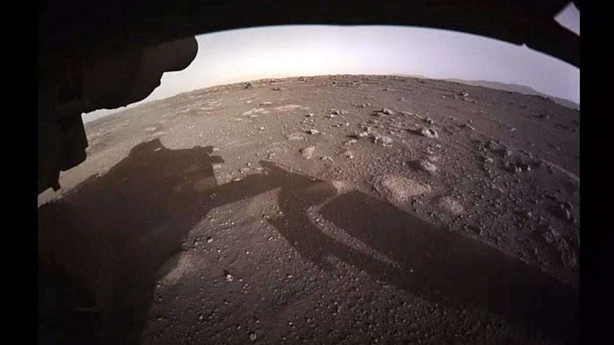 Primera imagen enviada por el &quot;Perseverance&quot; tras aterrizar con éxito sobre la superficie de Marte