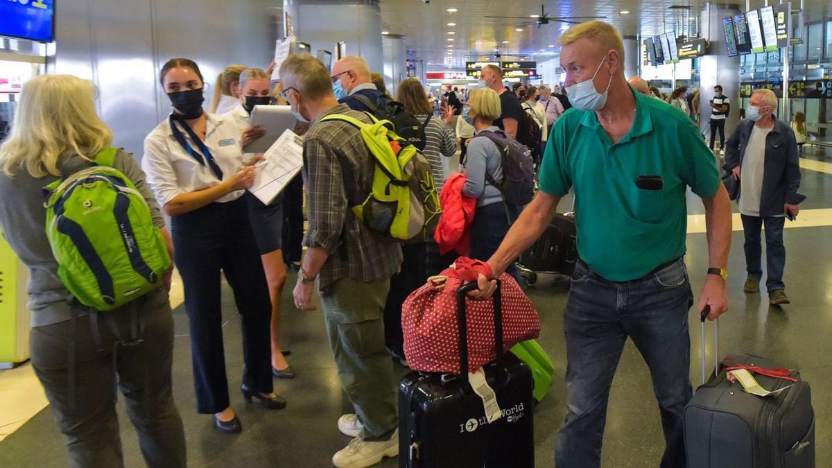 Llegada de turistas al aeropuerto de Gran Canaria. | | ANDRÉS CRUZ