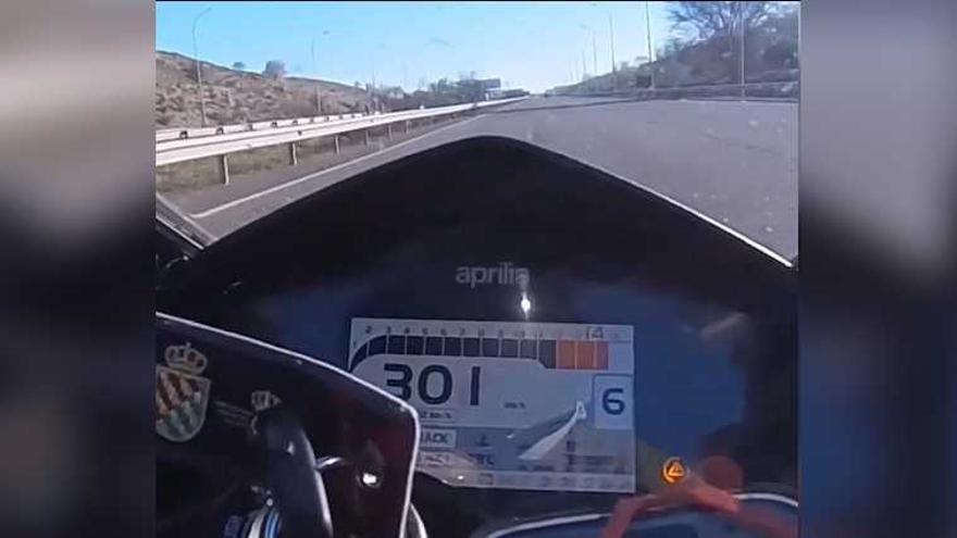 Vídeo | Detenen un motorista que es va gravar circulant a 300 km/h per una autopista