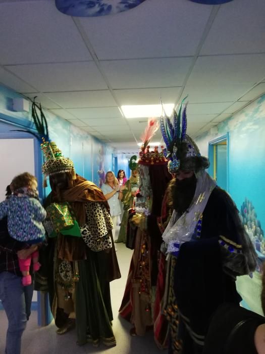 Los Reyes Magos visitan el HUC