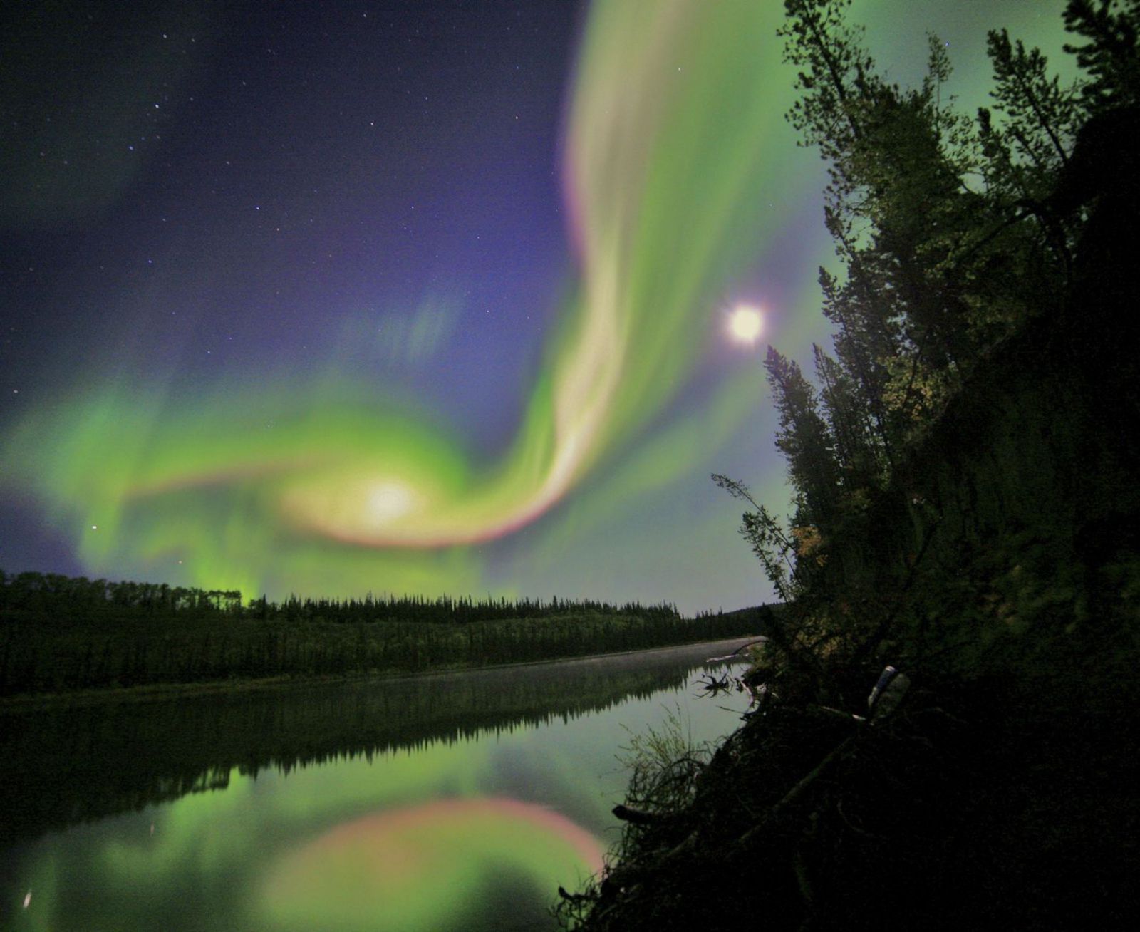 Aurora boreal causada por una tormenta solar en la localidad de Whitehorse, Yukón, Canadá, en 2012. 