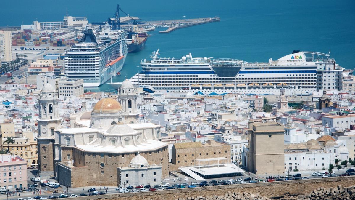 Dos cruceros atracados en el Puerto de Cádiz