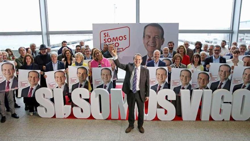 Caballero, rodeado de los candidatos y simpatizantes en el acto celebrado en el Mar de Vigo. // M.G. Brea