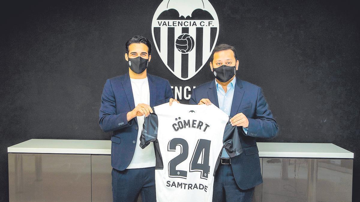 Eray Cömert firmó su vínculo con el Valencia CF en las oficinas del club, junto a Anil Murthy, y lucirá el 24 en la espalda.