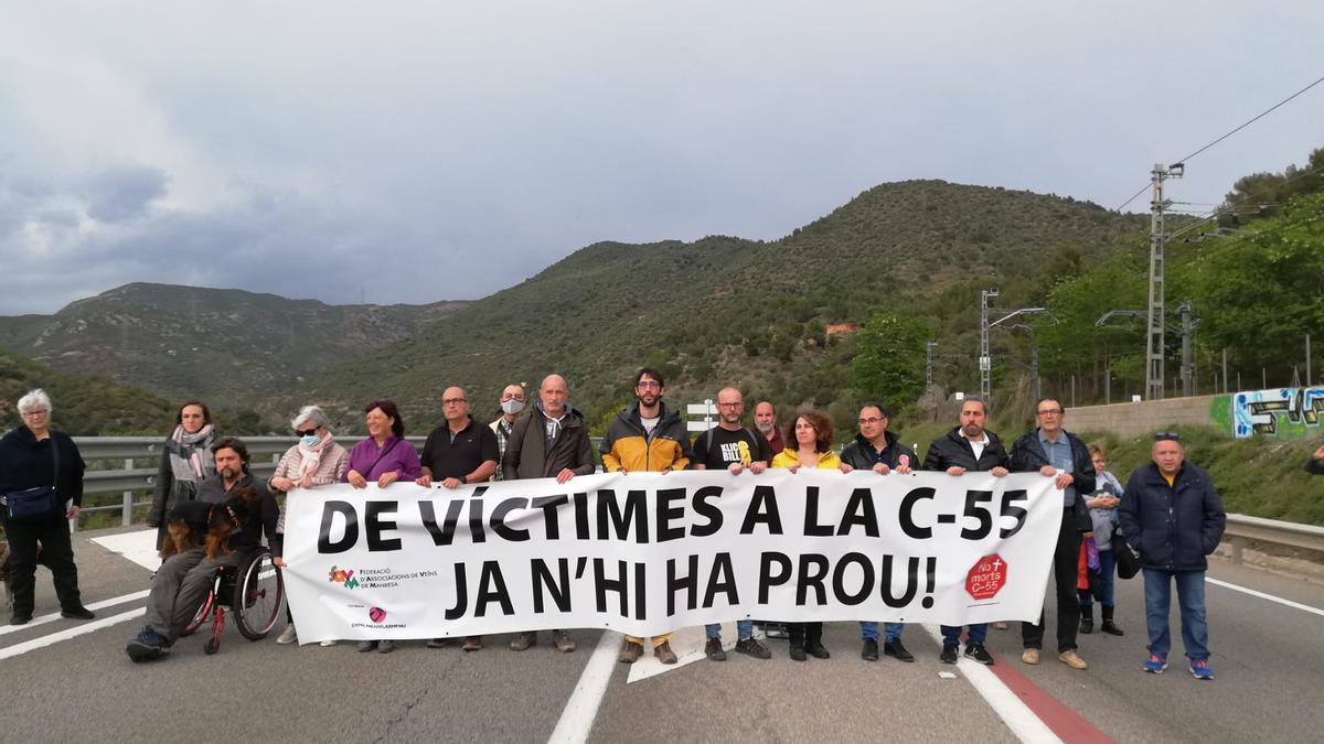 Un grup de persones talla la C-55 per demanar millores en la carretera