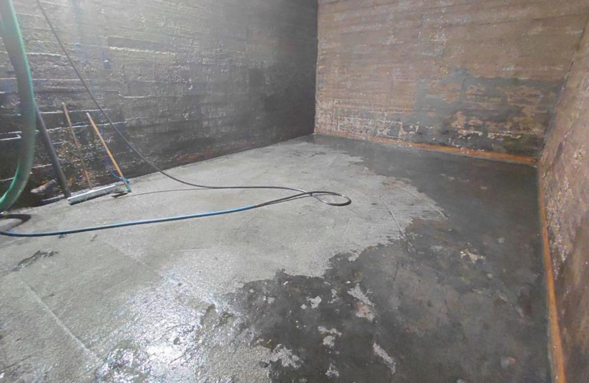 Limpieza de depósitos en Vilamartín tras entrar ceniza. |  Cedida