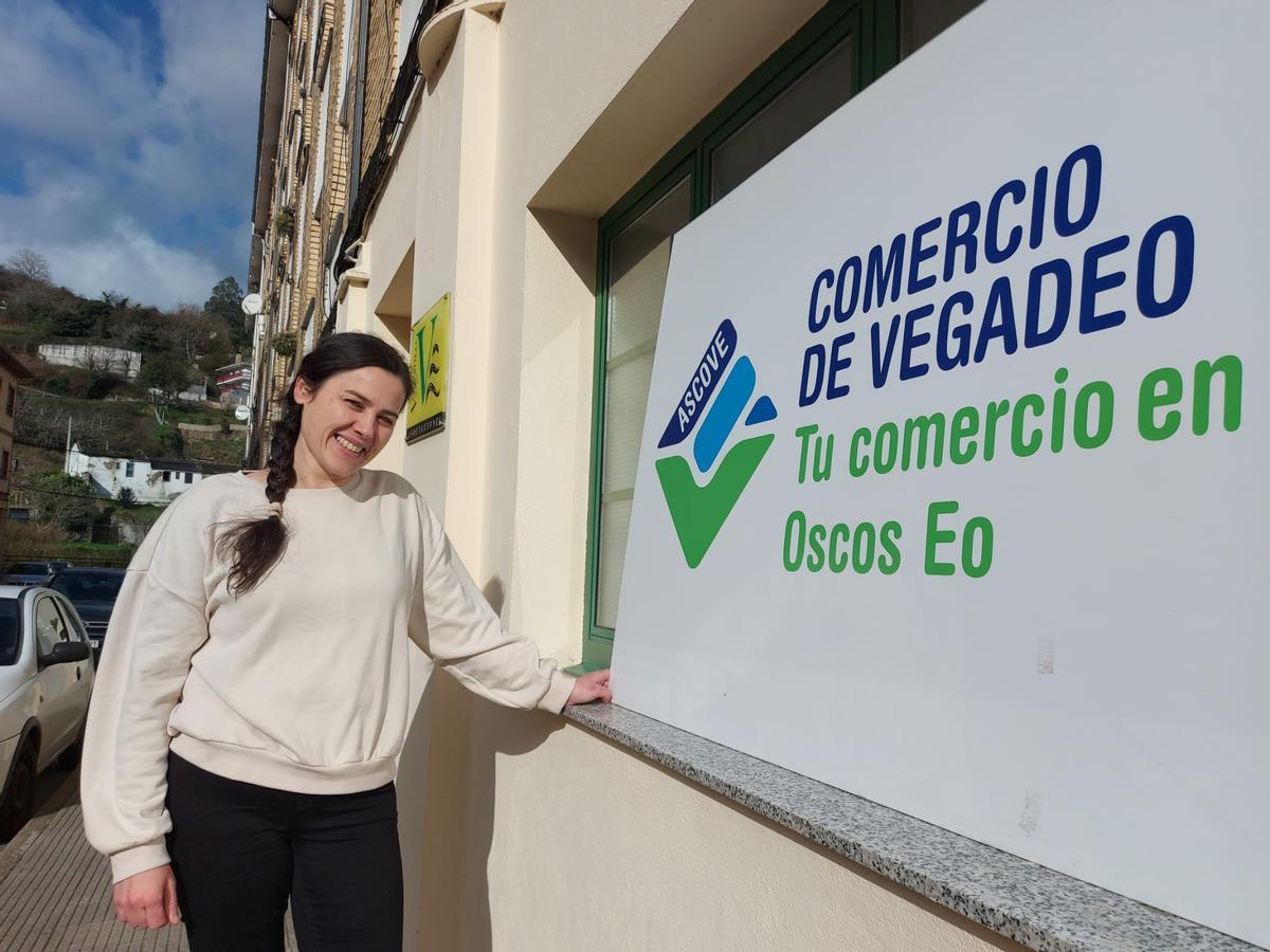 Mayra Santamarina posa en el centro de Vegadeo con un cartel promocional de Ascove.