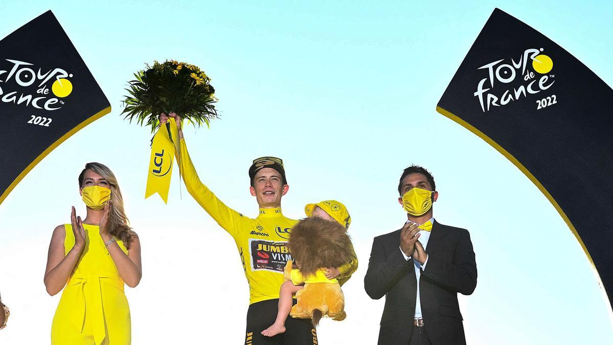 El ciclista danés del equipo Jumbo-Visma, Jonas Vingegaard, celebra en el podio con el maillot amarillo de líder general después de ganar la 109ª edición de la carrera ciclista del Tour de Francia