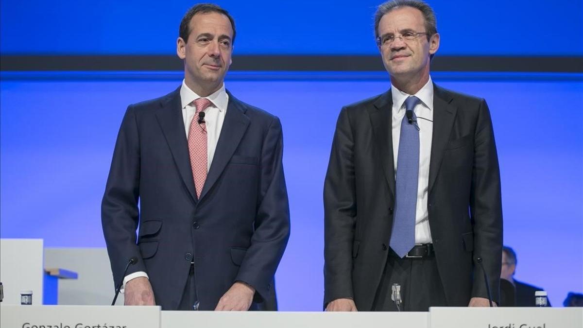 Gonzalo Gortázar y Jordi Gual, en la última junta de accionistas de CaixaBank.