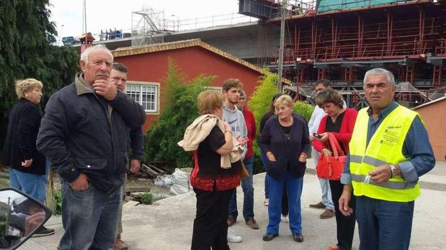 Los vecinos de la zona de Cabanas, concentrados junto a las obras en el puente de Rande.  // FdV