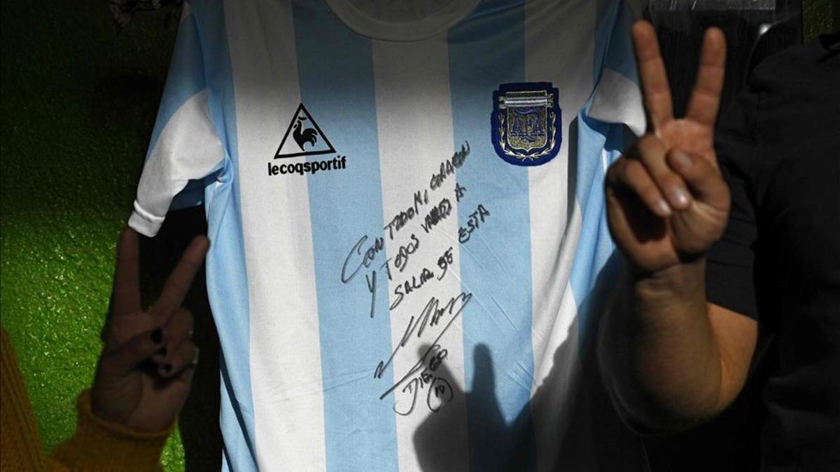 Diego Maradona donó una de las camisetas más preciadas de su carrera.