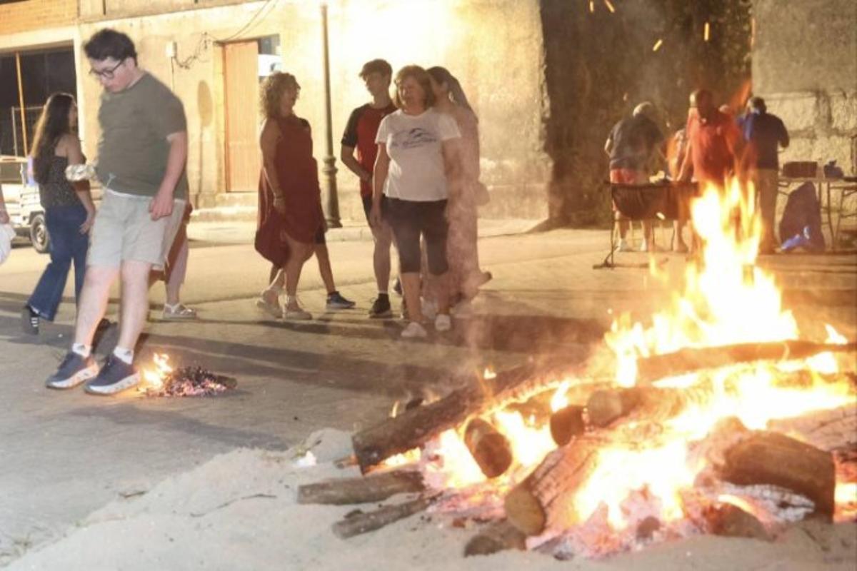 Algunas de las imágenes que deja la fiesta de San Juan en O Salnés.
