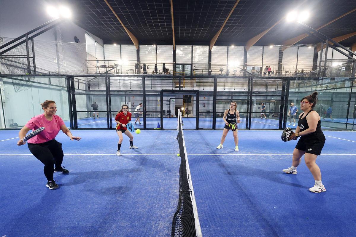 Partido de Lifepadel disputado el lunes en el Liceo Casino.