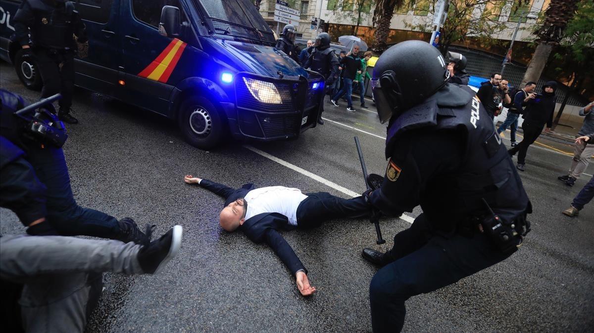 zentauroepp40366344 barcelona 01 09 2017 referendum 1 o policia nacional en la e171001100703