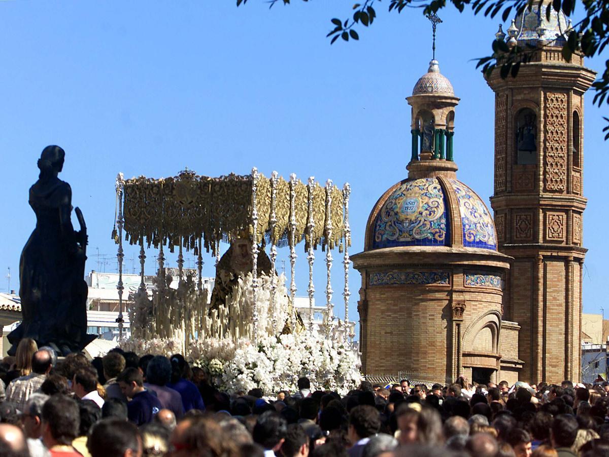 SEV-04.- SEVILLA. 13-04-2001.-La Esperanza de Triana vuelve a su barrio por la plaza del Altozano tras hacer la estación de penitencia en la Madrugá del Viernes Santo por las calles de Sevilla.. EFE/EDUARDO ABAD / Fiestas, Semana Santa, Procesiones