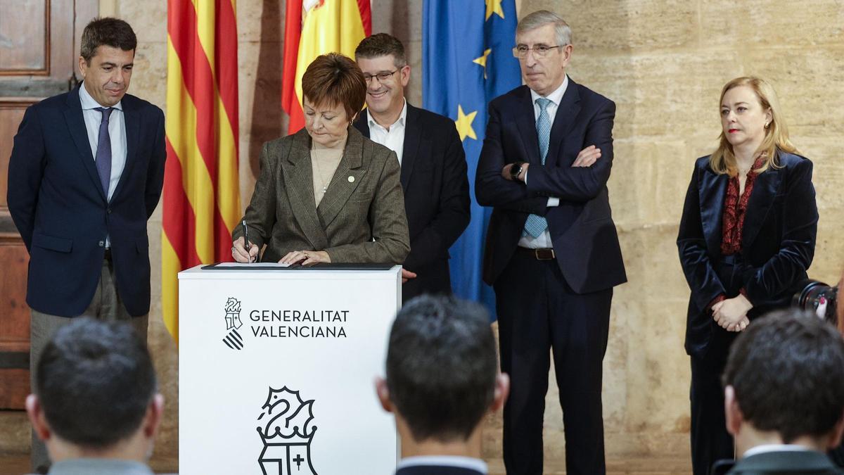La firma del protocolo de intenciones de la futura facultad, con Mazón, Mavi Mestre, Jorge Rodríguez, Vicent Penadés y Natàlia Enguix.