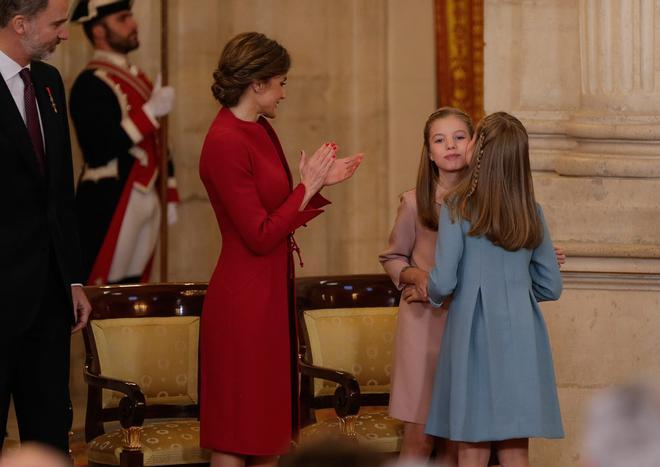 La infanta Sofía felicita a su hermana mayor, la princesa Leonor, tras recibir el Toisón de Oro