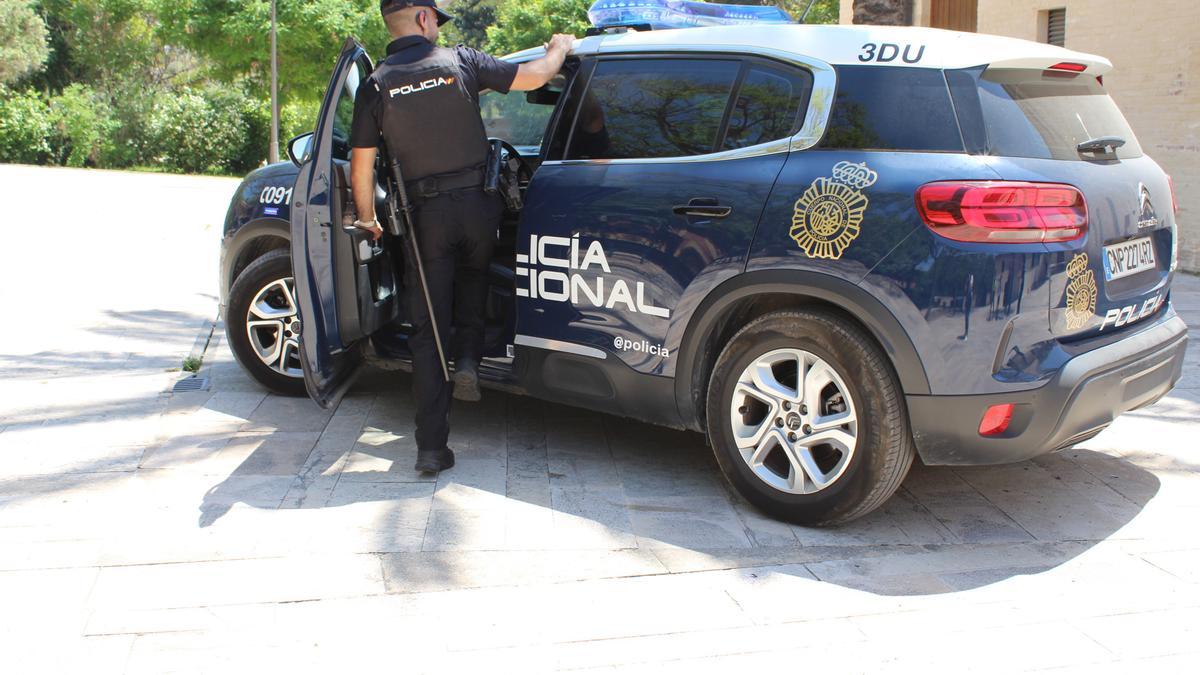 Agente de la Policía Nacional entrando en un coche.