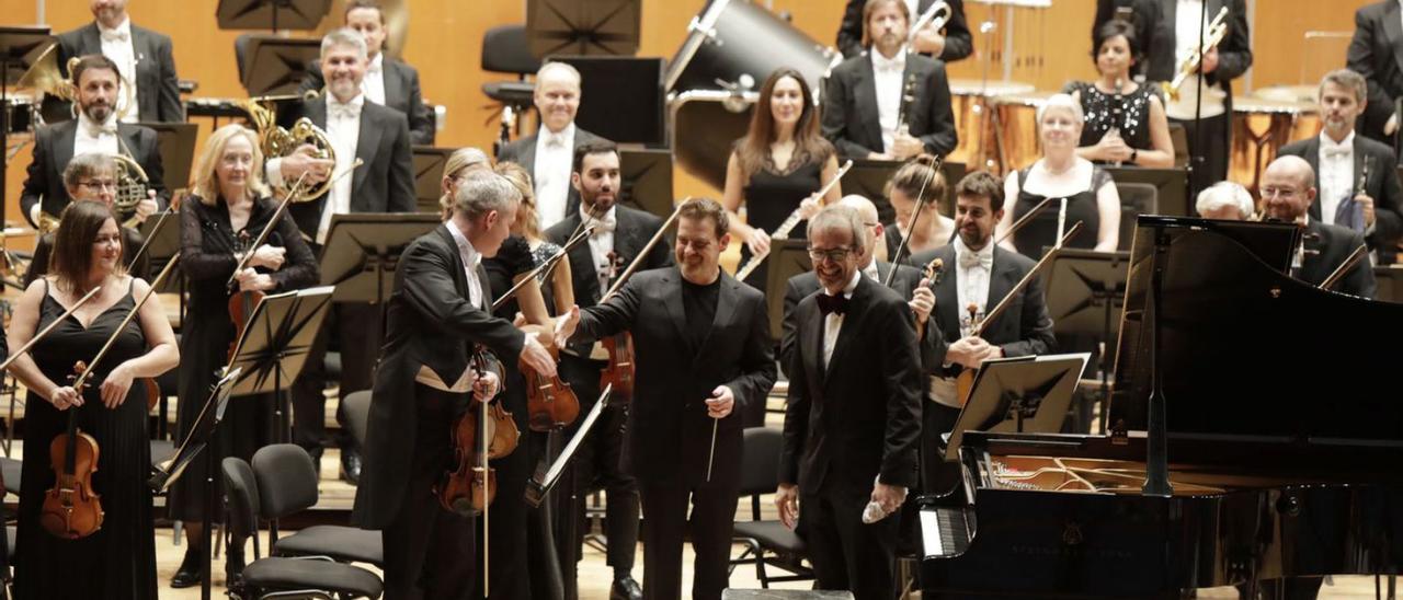 Albiach, Luis Fernando Pérez y la OSPA reciben el aplauso del público, en el concierto de ayer.