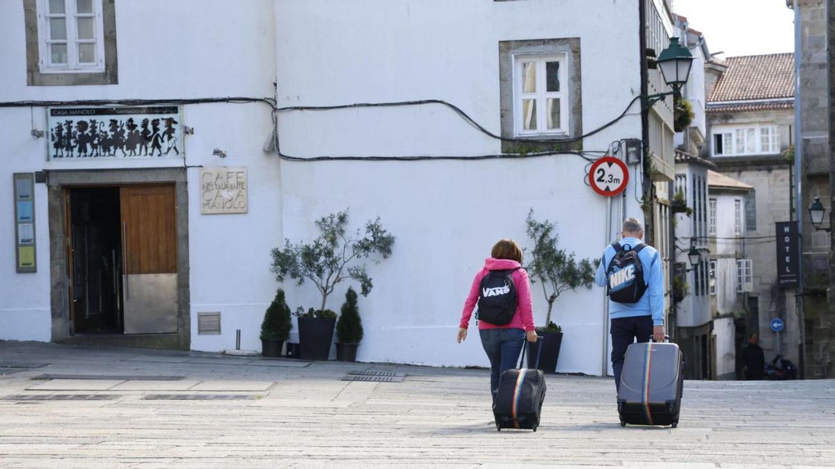 Turistas con sus maletas, en Santiago.
