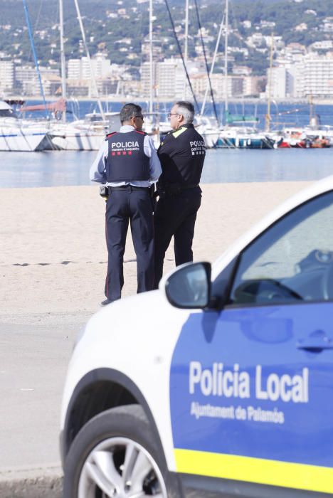 Els efectius d''emergències treballant en la investigació de l''aparició de la dona surant al mar a Palamós