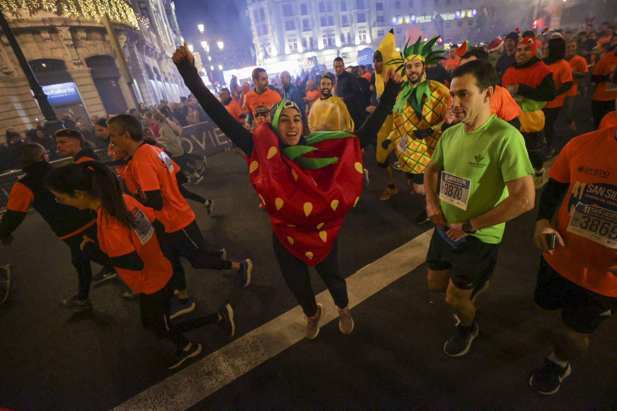 EN IMÁGENES: Alejandro Onís y Mariam Benkert saltan del segundo al primer puesto en la San Silvestre de Oviedo