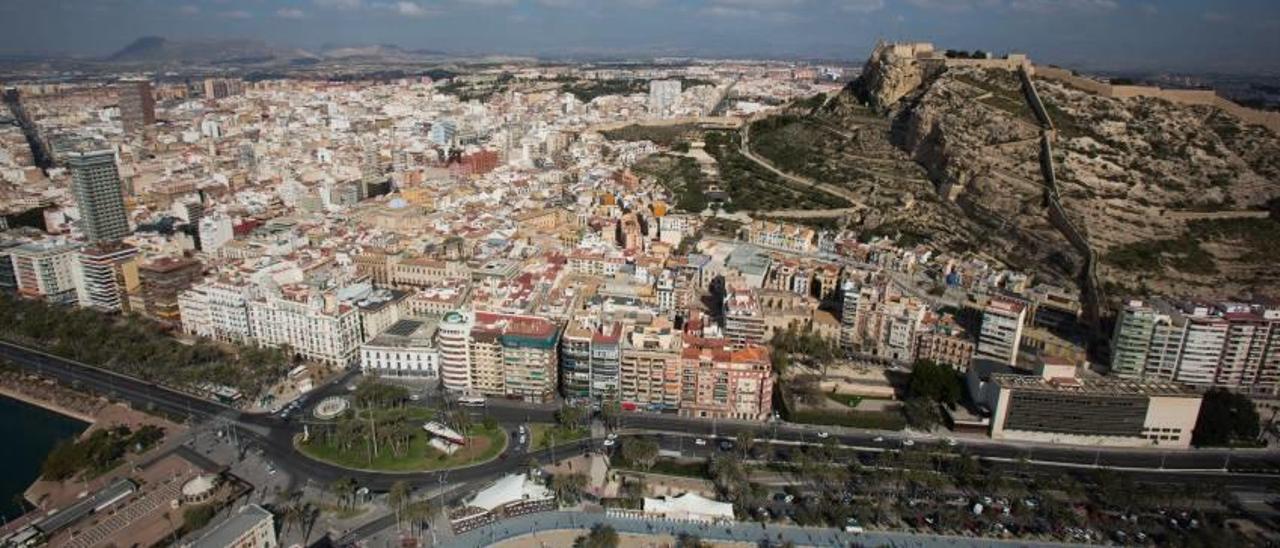 Una panorámica de la ciudad de Alicante, con el castillo de Santa Bárbara a la derecha de la imagen.