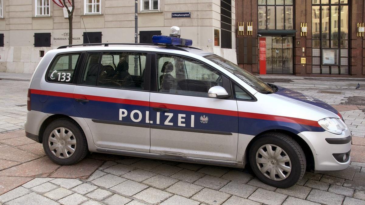 police car vienna volkswagen touran