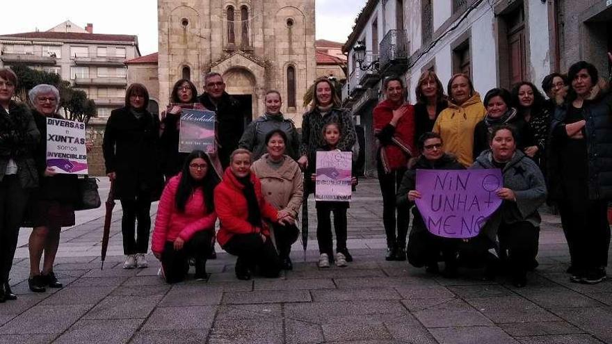 Grupo de participantes na concentración da Praza da Igrexa de Lalín.