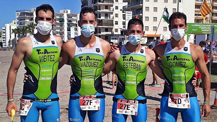 Representantes del Triatlón Arteixo, en Águilas. |  // LA OPINIÓN