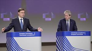 El vicepresidente de la Comisión Europea, Valdis Dombrovskis, y el comisario de Economía, Paolo Gentiloni, en la rueda de prensa de este miércoles.