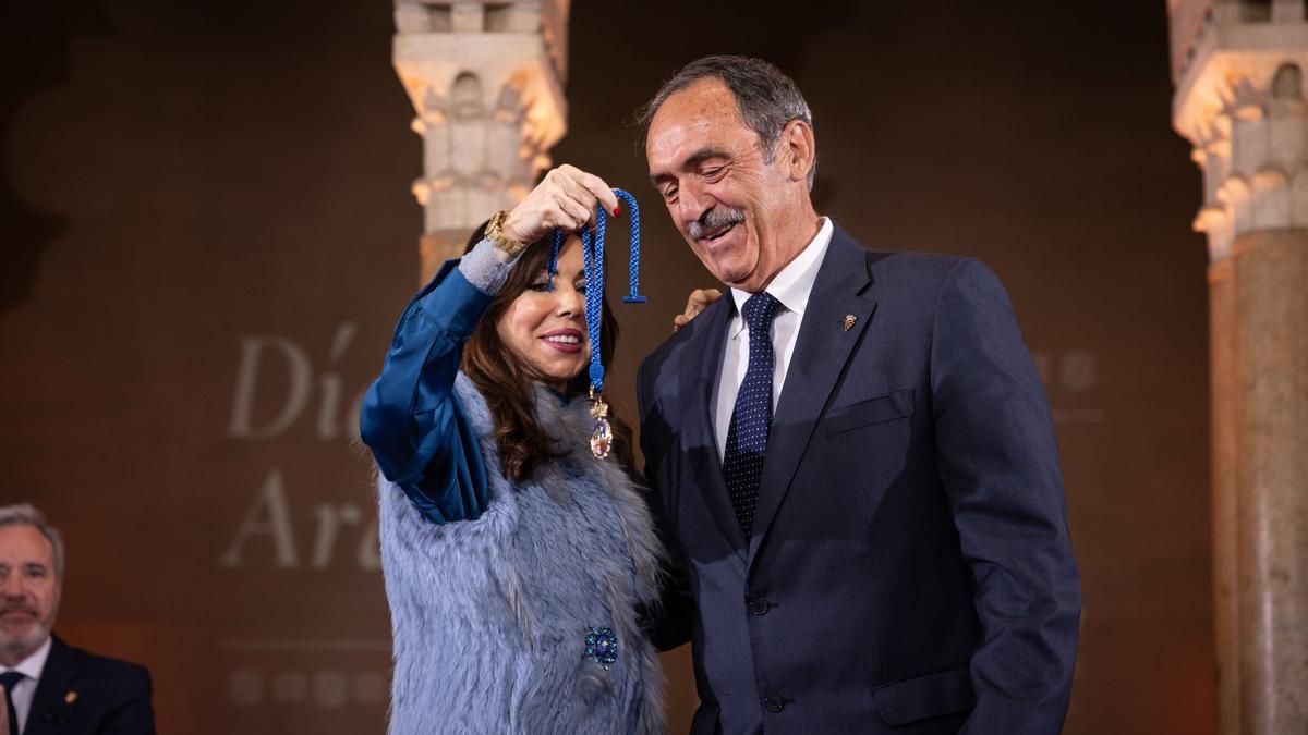 Jose María Esteban Celorrio recibe la Medalla de las Cortes de Aragón 2025 de la mano de la presidenta de las Cortes, Marta Fernández.