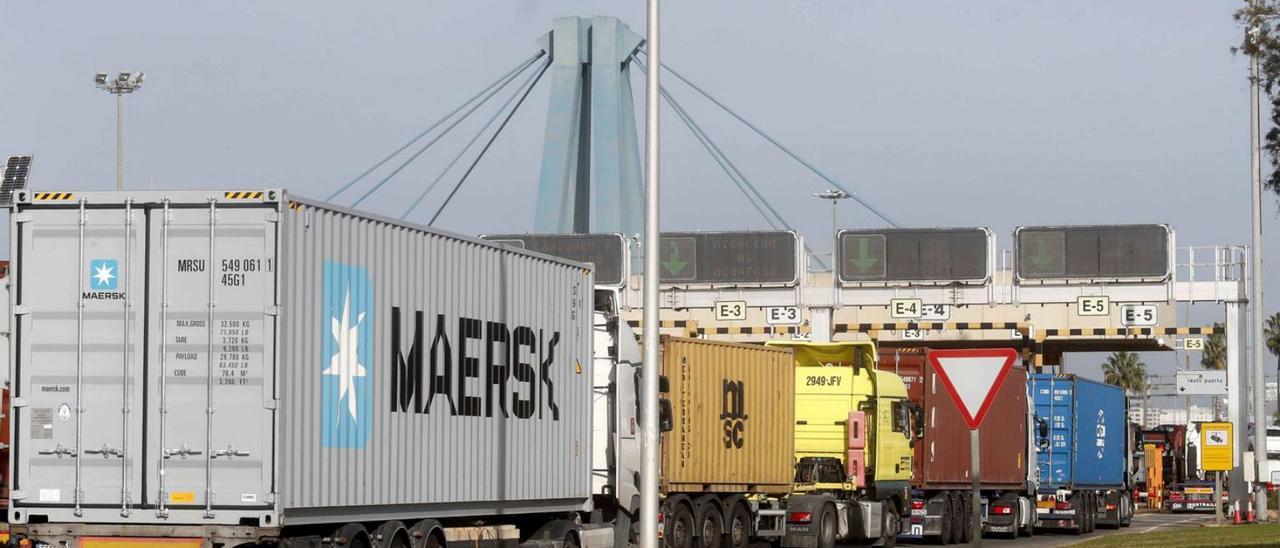 Camiones de contenedores en los accesos al Puerto de València por la V-30, ayer. | J.M.LÓPEZ